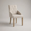 Chaise de salle à manger en tissu beige avec accoudoirs, dossier capitonné et pieds en bois, 58 × 62 × 96 cm