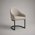 Chaise de salle à manger avec accoudoirs en polyester beige et piètement en acier noir, 59 × 62 × 84 cm