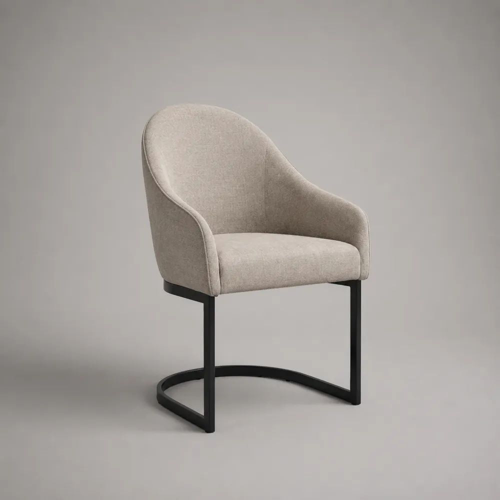 Chaise de salle à manger avec accoudoirs en polyester beige et piètement en acier noir, 59 × 62 × 84 cm