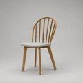 Chaise de salle à manger en frêne massif, assise rembourrée blanc cassé et dossier arrondi, 49 × 53 × 85 cm