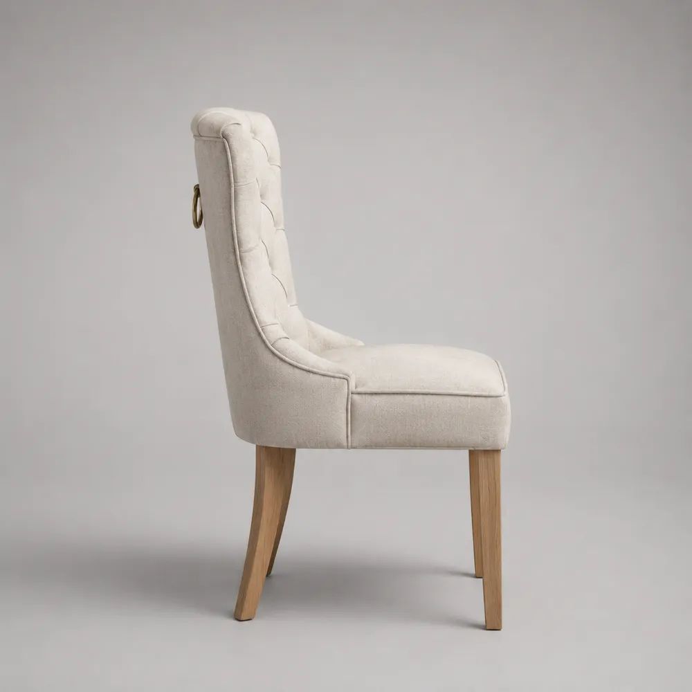 Chaise de salle à manger rembourrée en polyester beige avec dossier capitonné, poignée et pieds en hévéa massif, 50 × 62 × 98 cm